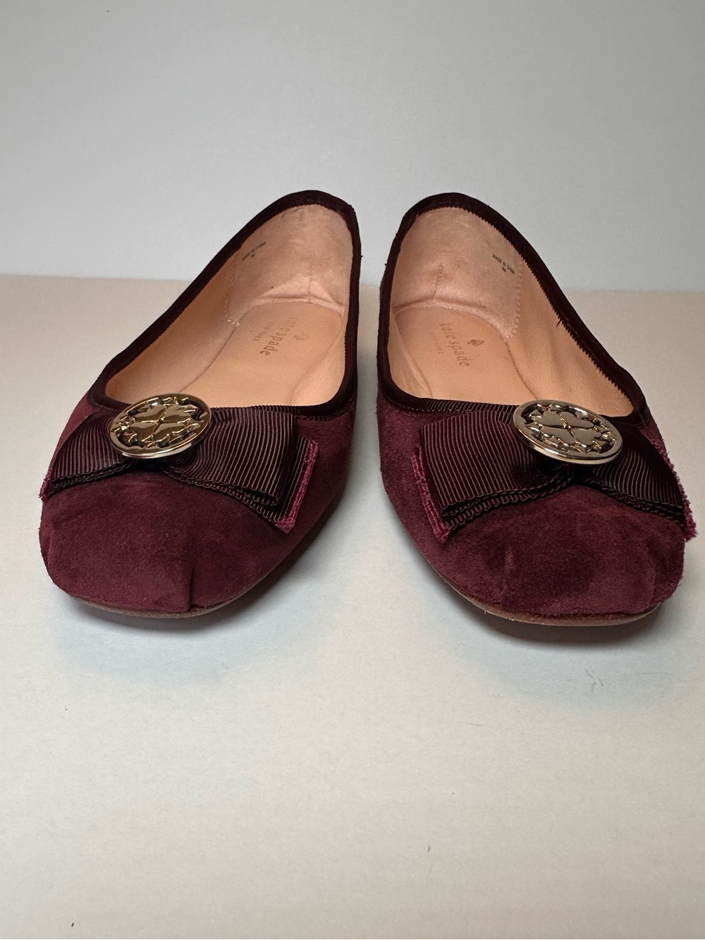 Kate Spade Burgundy Velvet Bow Medallion Ballet Flats Size 8M - Picture 3 of 10
